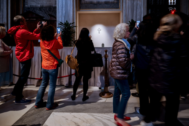 Posjetioci odaju počast papi Franji na njegovom grobu u Rimu