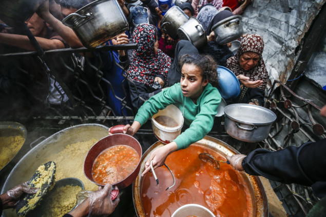 Palestinska djeca u dugim redovima čekaju hranu