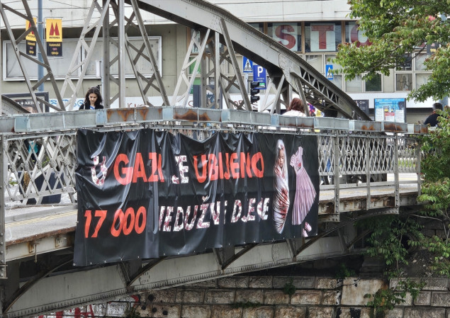 Na Eiffelovom mostu u Sarajevu istaknut transparent posvećen djeci ubijenoj u Gazi