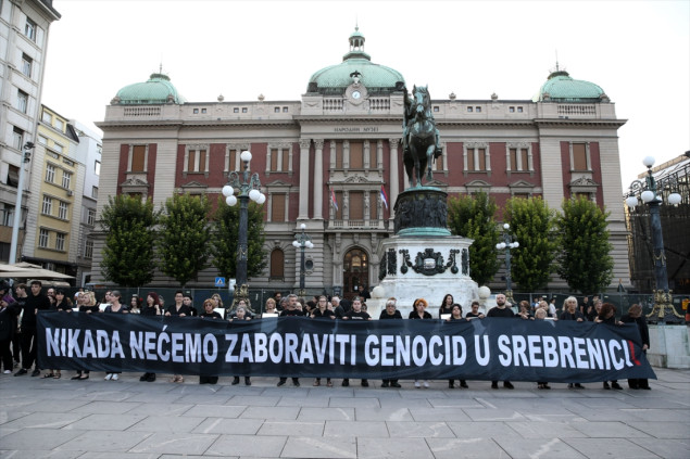 Komemorativna akcija u Beogradu: Nikada nećemo zaboraviti genocid u Srebrenici