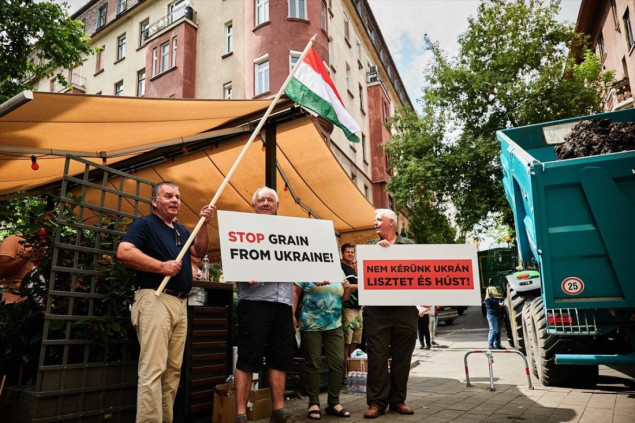 Mađarski farmeri protestovali u Budimpešti i ispred Evropske kuće istresli gnojivo