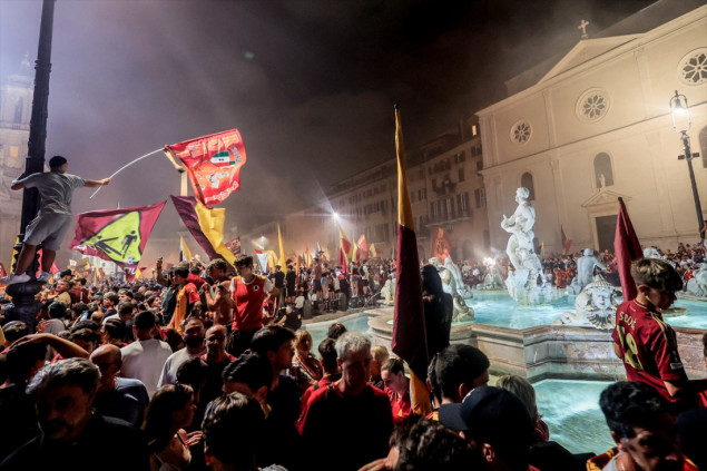 Navijači AS Rome obilježili 98. rođendan kluba ponoćnom proslavom u Rimu