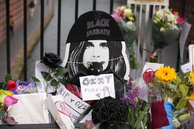 Cvijeće na mostu "Black Sabbath" u čast rock ikone Ozzyja Osbournea