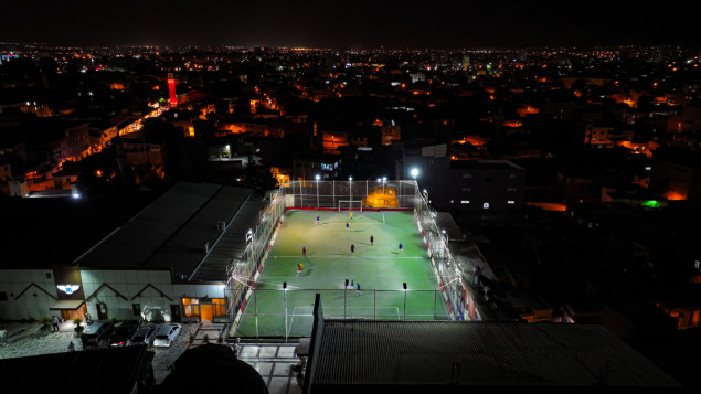 Na krovu petospratnice fudbalsko igralište