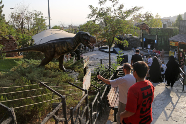 Teheranski "Jurski park"- Dinosaurusi u prirodnoj veličini sa zvučnim i pokretnim efektima
