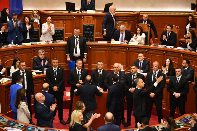 Usred zvižduka opozicije: Albanska virtuelna ministarka obratila se Parlamentu