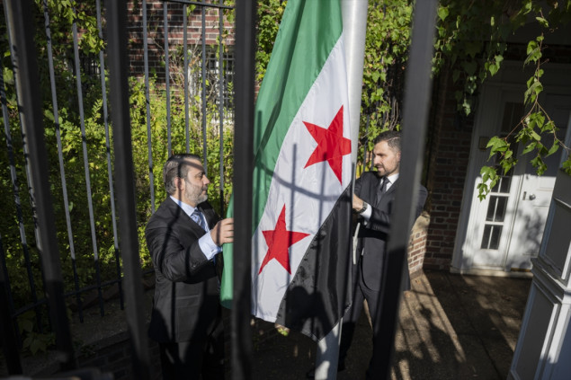 Sirijska zastava podignuta iznad ambasade u Washingtonu prvi put nakon više od deset godina