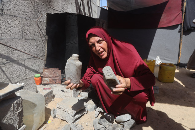 "Život među mrtvima": Palestinka nekad predavala na univerzitetu, danas preživljava u šatoru na groblju