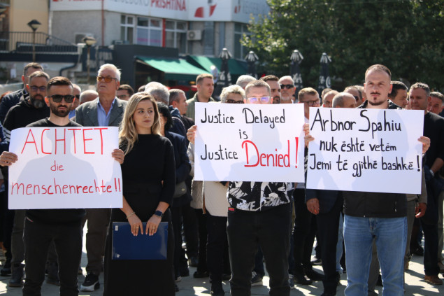 U Prištini održan protest za puštanje bivšeg policajca uhapšenog u Srbiji