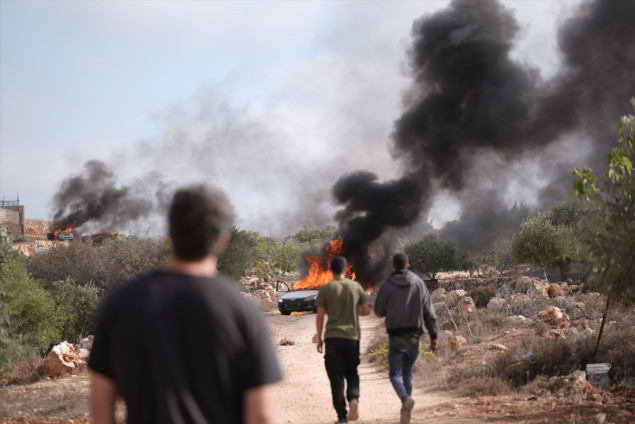 Izraelski doseljenici zapalili vozila Palestinaca kod Betlehema