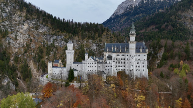 Bajkoviti dvorac Neuschwanstein u Bavarskoj okružen bojama jeseni