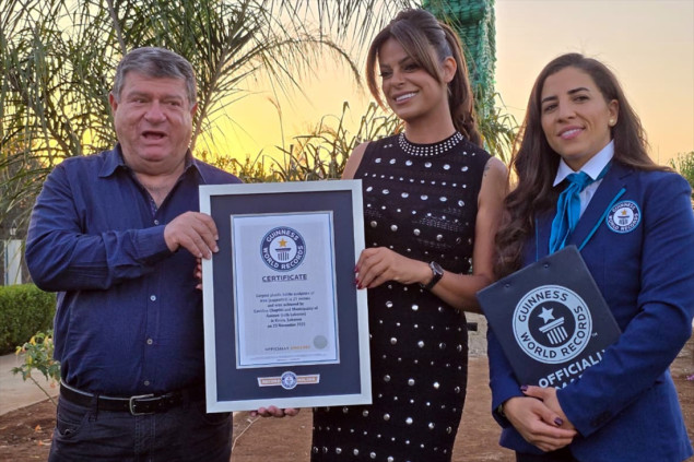 Libanska aktivistkinja izgradila stablo od 450.000 recikliranih boca za svjetski rekord