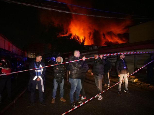 Veliki požar zahvatio magacine pijace u Tirani