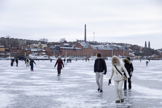 Stanovnici šetaju i kližu se po zaleđenom rukavcu u centru Stockholma