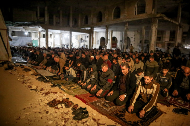 Teravija među ruševinama: Palestinci klanjali prvu teraviju u uništenoj džamiji Al-Kanz