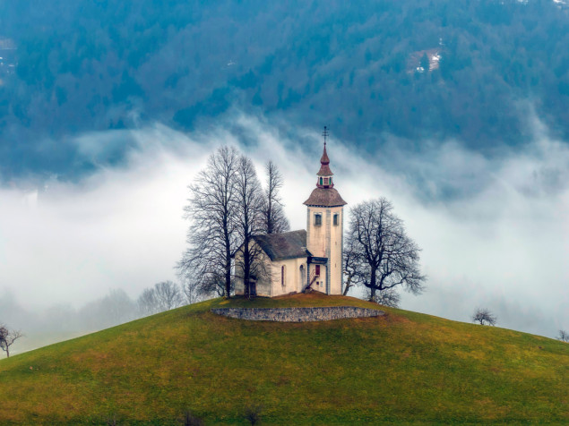 Historijska crkva utkana u živopisni pejzaž u Sloveniji