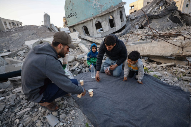 Prvi ramazanski iftar na ruševinama džamije u Gazi