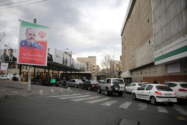 Dugi redovi na benzinskim pumpama u Teheranu nakon napada na skladišta nafte