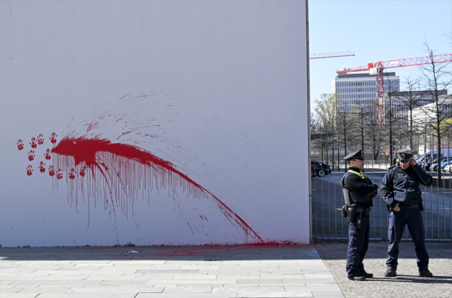 Aktivist prosuo crvenu boju na zgradu njemačke vlade u znak protesta protiv rata