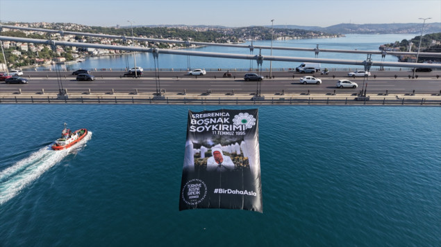 Transparenti s porukom 'nikad više' postavljeni na mostovima u Istanbulu povodom godišnjice genocida u Srebrenici