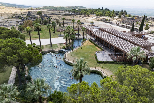 Pamukkale spaja prirodna čuda s drevnom baštinom u zapadnoj Turskoj
