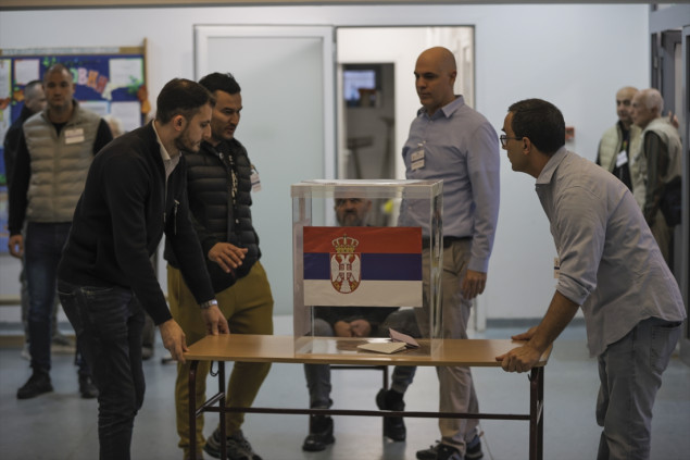 U Srbiji počeli vanredni parlamentarni izbori: Više od 6,4 miliona građana ima pravo glasa U Srbiji počeli vanredni parlamentarni izbori: Više od 6,4 miliona građana ima pravo glasa