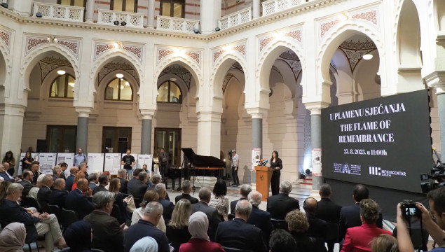 U plamenu sjećanja: 33 godine od spaljivanja sarajevske Vijećnice