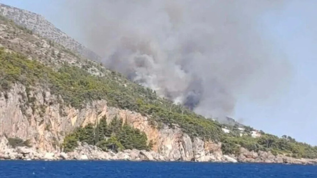 Izbio veliki požar na Hvaru: Vatrogascima pomažu i dva kanadera