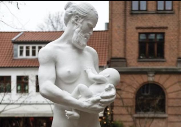 Ideolozi "trećeg pola" slave kip muškarca koji doji bebu