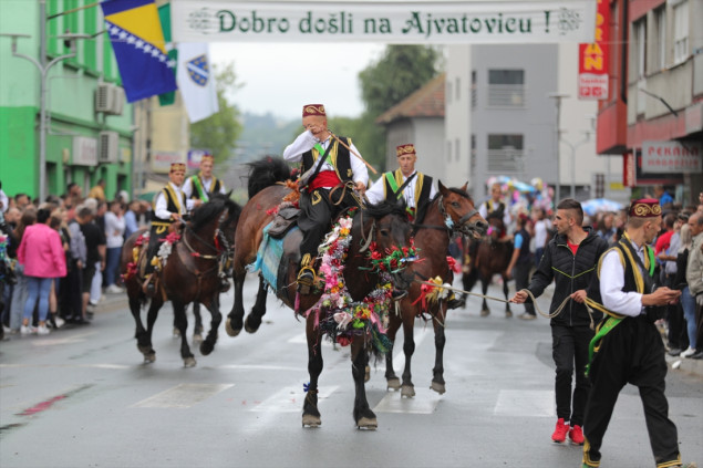 513. dani Ajvatovice: Građani aplauzom ispratili defile konjanika i orkestar 'Mehter' kroz Donji Vakuf