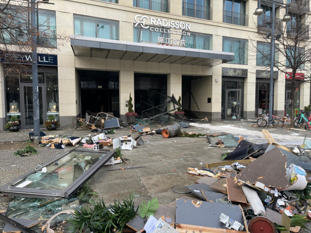 Eksplodirao ogromni akvarijum u berlinskom hotelu