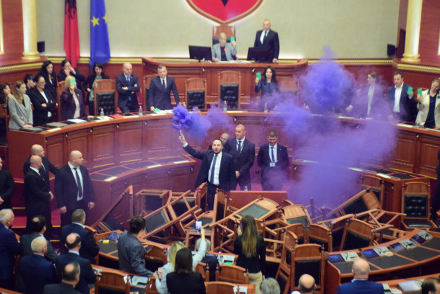 Opozicija u Albaniji prevrnula stolice i blokirala govornicu