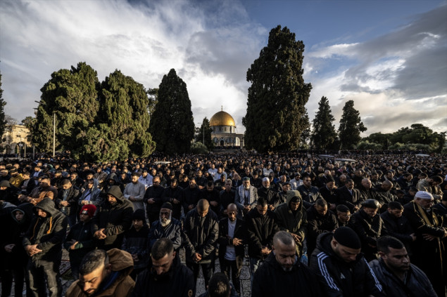 Uprkos restrikcijama bajram-namaz u Al-Aksi klanjalo više od 60.000 vjernika