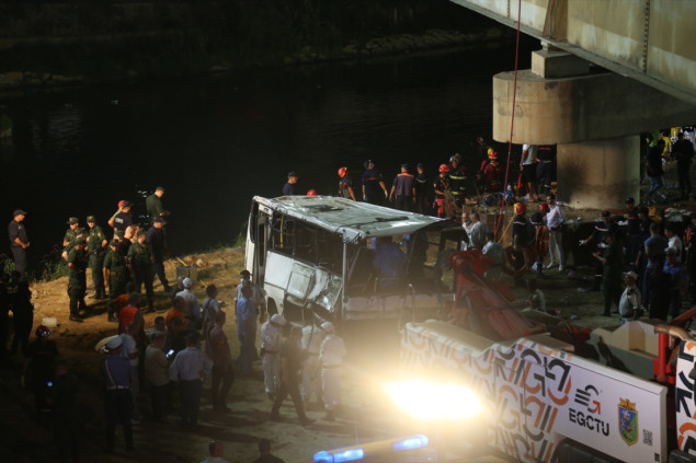 Alžir: Stradalo 18 osoba nakon prevrtanja autobusa u rijeku