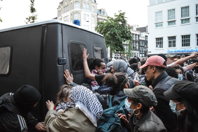 Propalestinski demonstranti marširali prema centru Amsterdama, policija ponovo intervenisala