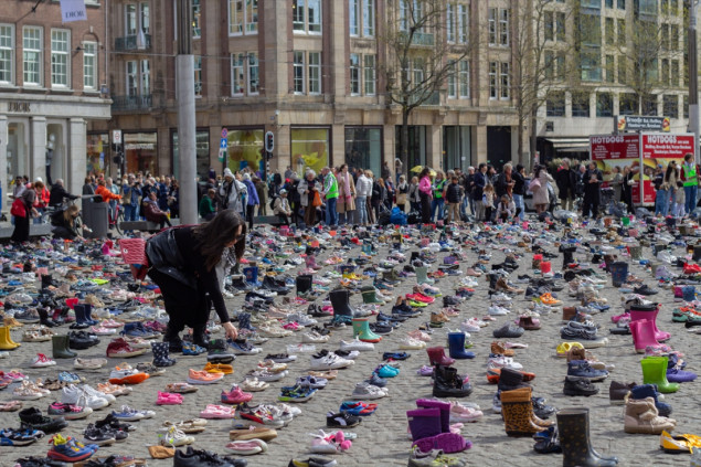 Hiljade cipelica na trgu u Amsterdamu u znak sjećanja na ubijenu palestinsku djecu i novinare