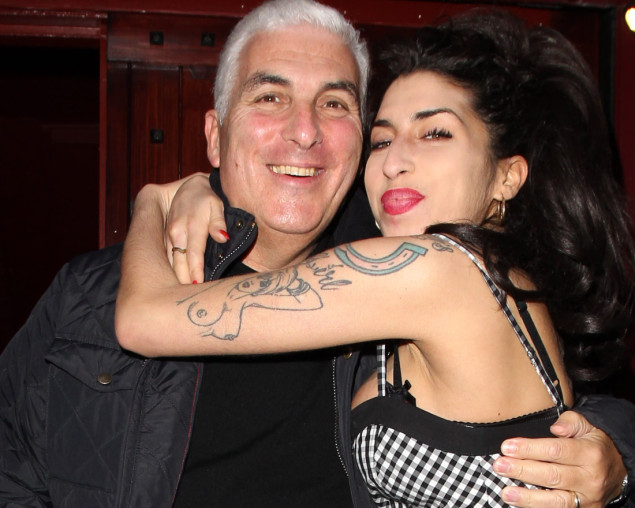 Otac Amy Winehouse mora platiti gotovo milion funti prijateljicama svoje pokojne kćerke