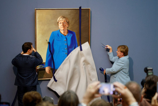 Portret Angele Merkel predstavljen u berlinskom muzeju, bivša kancelarka sama platila sliku