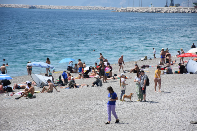 Turisti uživaju u lijepom vremenu na plažama Antalije