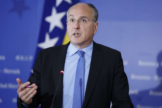 Arnaut: Povećanje plata političarima za 500, graničnom policajcu za 80 KM