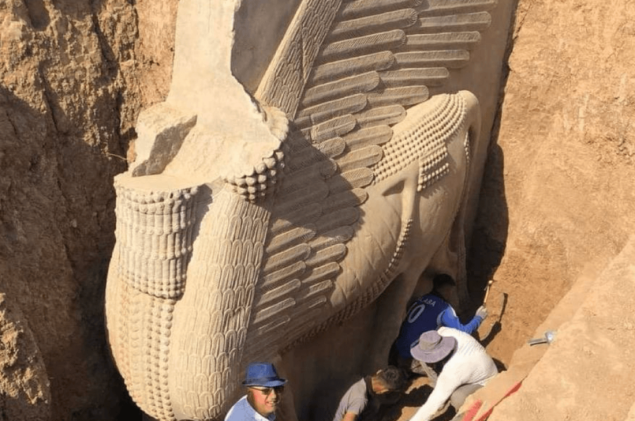 U Iraku pronađena velika skulptura Asirijskog božanstva