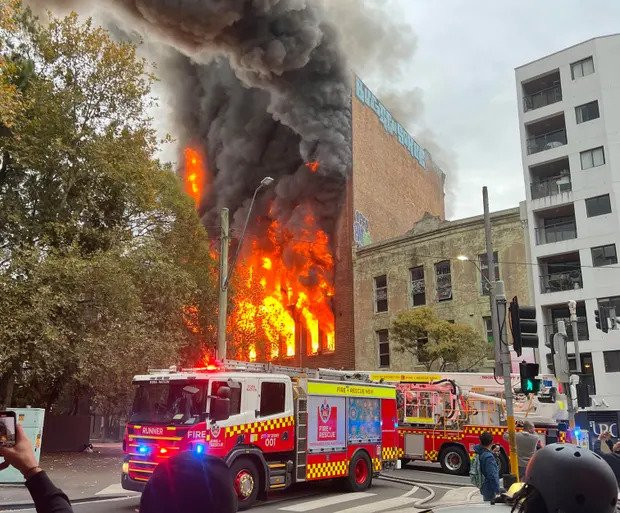 Vatrogasci u Australiji se bore sa ogromnim požarom koji je zahvatio višespratnicu