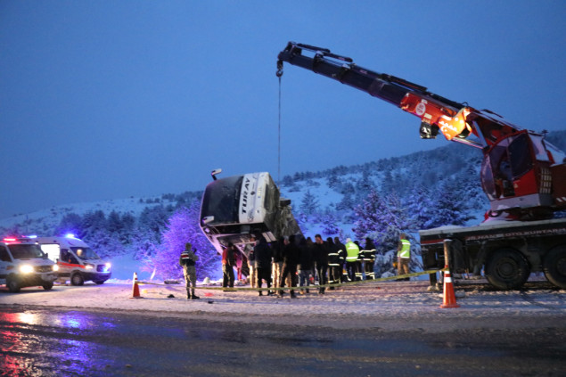 U prevrtanju autobusa u Erzincanu poginule dvije, povrijeđena 21 osoba