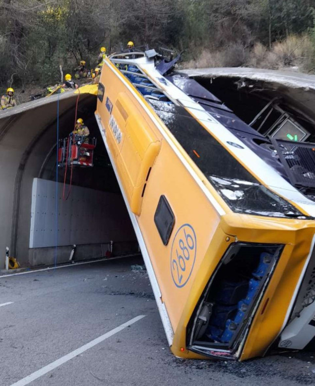 U bizarnoj nesreći u Španiji autobus zapeo na izlazu iz tunela u skoro okomitom položaju