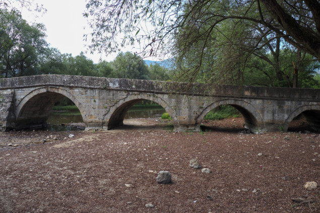 Nivo rijeke Bosne ispod Rimskog mosta veoma nizak