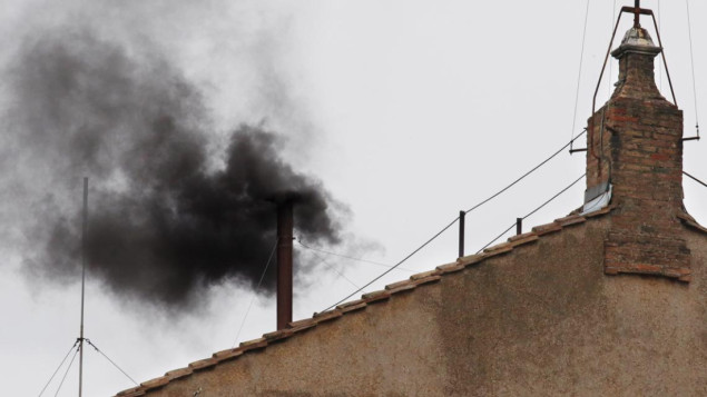Crni dim iz dimnjaka na Sikstinskoj kapeli, nije izabran novi papa