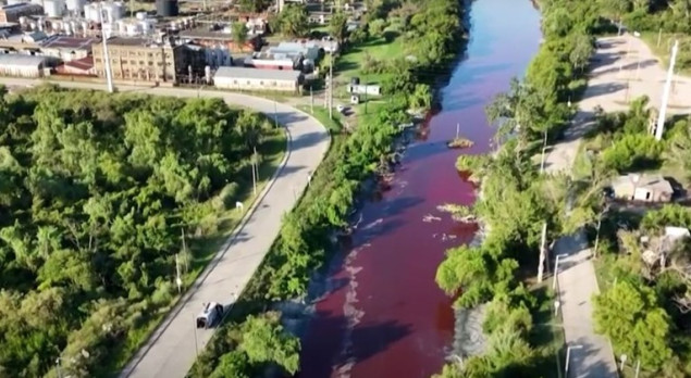Kanal u Argentini iznenada postao crven, ljudi uznemireni
