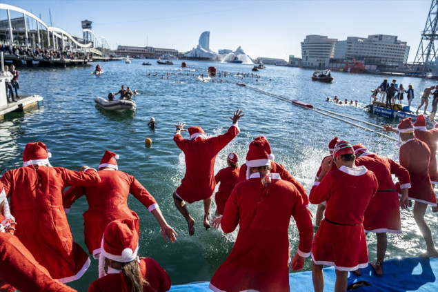 Tradicija više od 100 godina: Održana božićna plivačka utrka u Barceloni