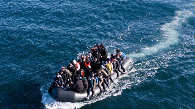 Velika Britanija razmatra da ilegalnim migrantima ponudi do 3.000 funti za odlazak u Ruandu