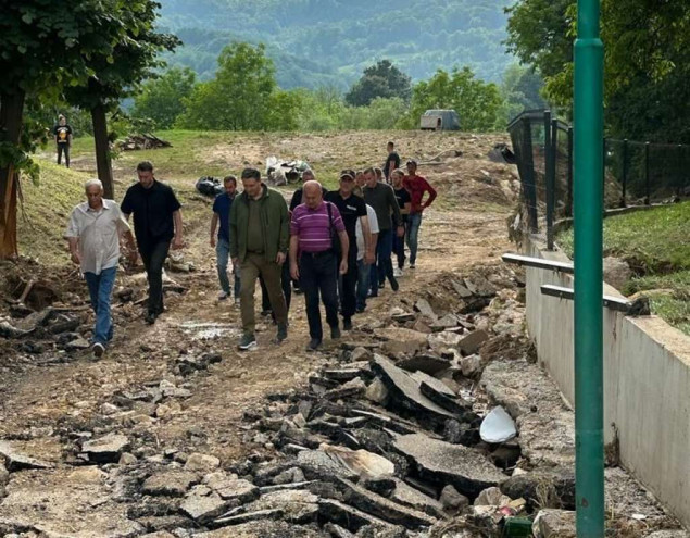 Bećirović razgovarao s građanima Teočaka i ponudio pomoć